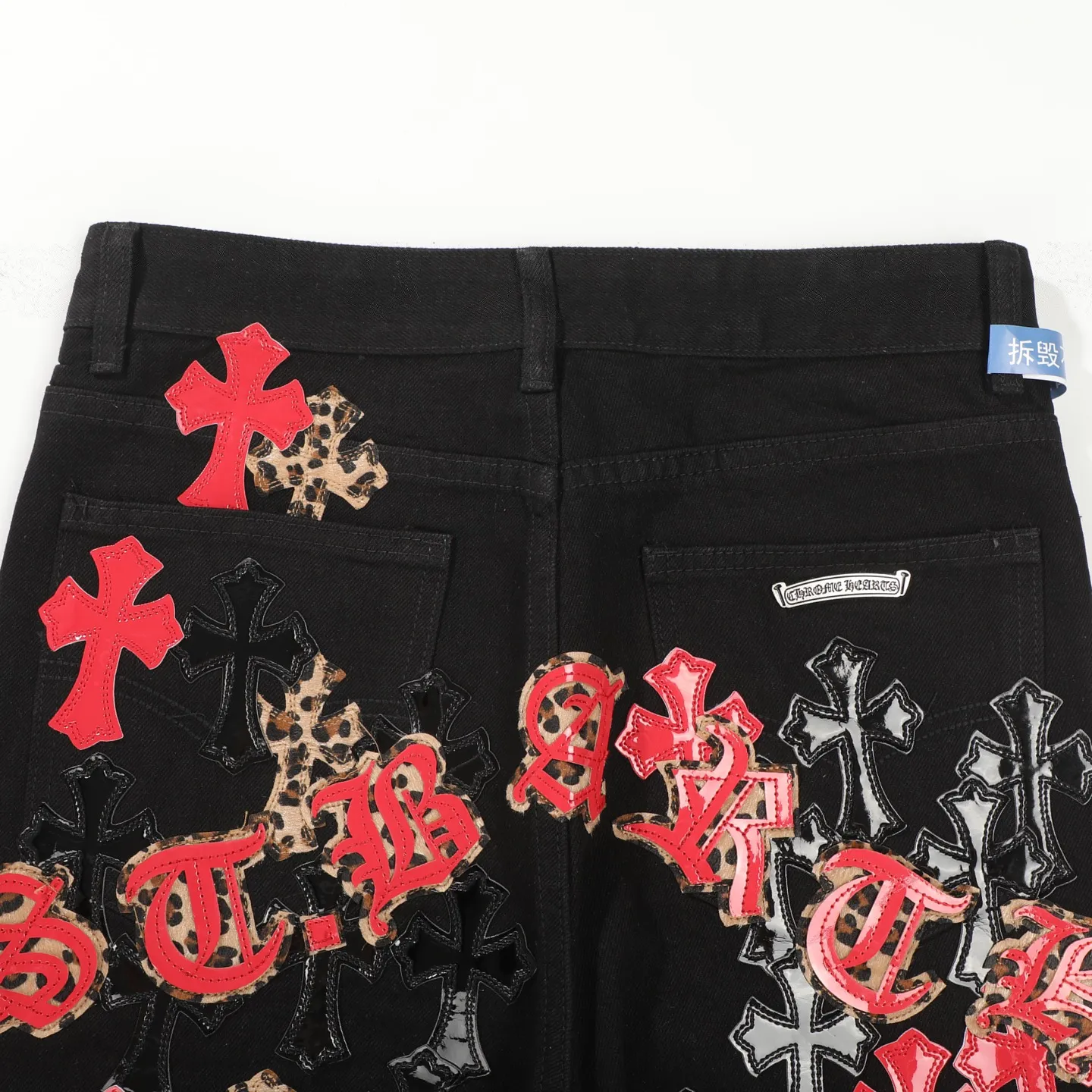 P240 Chrome Hearts 24SS Cross Sanskrit limited style graffiti printed leather jeans. Chrome Hearts limited edition leather washed jeans, Miami limited jeans, the entire cross leather is hand-made_different version, a heavy black blue cow fabric with moderate thickness and texture, antique metal silver label decoration, denim embedded thread manufacturing and production 💙Among Chrome Hearts' many trousers, its color is unique, and people are deeply attracted at a glance. It is made of beaded canvas fabric and has been washed with heavy water. The upper body is very textured, crisp and stylish, and will not collapse at all. The three-dimensional cut of the trousers has a first-class effect in modifying the shape of the legs. It can be easily controlled by any figure, and you can instantly become a street trendy person when you put it on.  🔩Customized hardware, full of texture, every detail is done to the extreme. The thick beaded canvas fabric becomes soft and skin-friendly after washing, and has excellent breathability, making it comfortable to wear all day long. Customized small leather label, unique design, simple yet elegant, exquisite workmanship, neat wiring, every detail demonstrates quality and style.  These pants are gender-neutral and can be worn by both men and women, easily creating a sense of fashion. Pair them with a T-shirt or sweatshirt and you can easily go out and hit the streets. Size: 28/30/32/34/36 Waist: 69/74/79/84/89 Pants length: 102/103/104/105/106